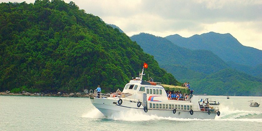 Traveling by speedboat to Ngoc Vung Island