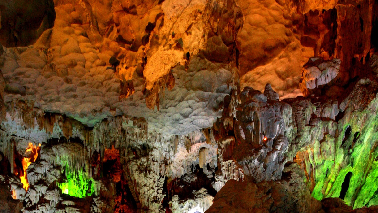 Thien Cung Cave - Ha Long