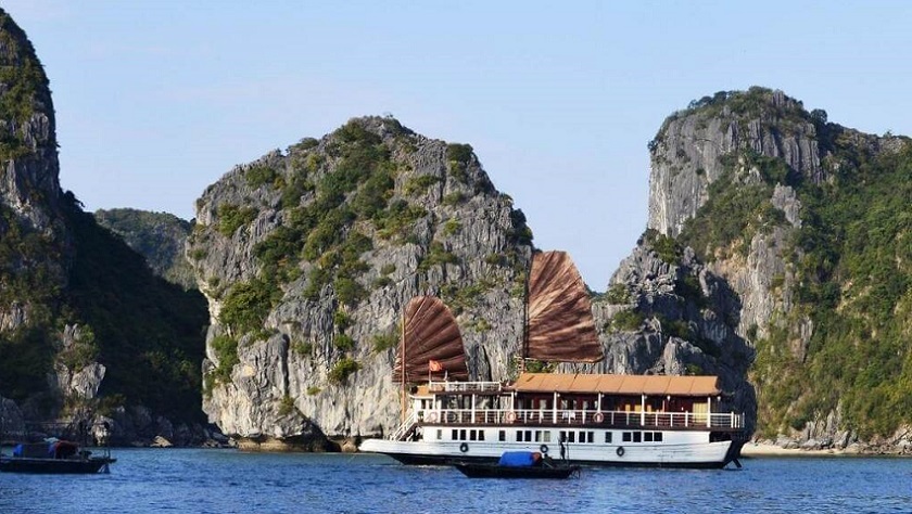 Travel by luxury cruise to Dau Go Cave