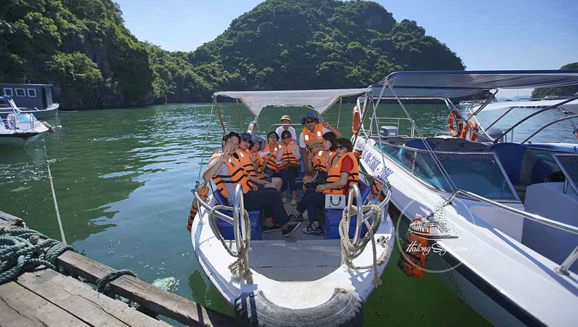 Traveling by canoe to Sung Sot Cave