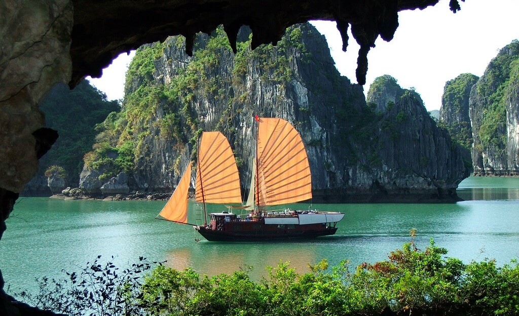 View from the entrance of Hang Trinh Nu