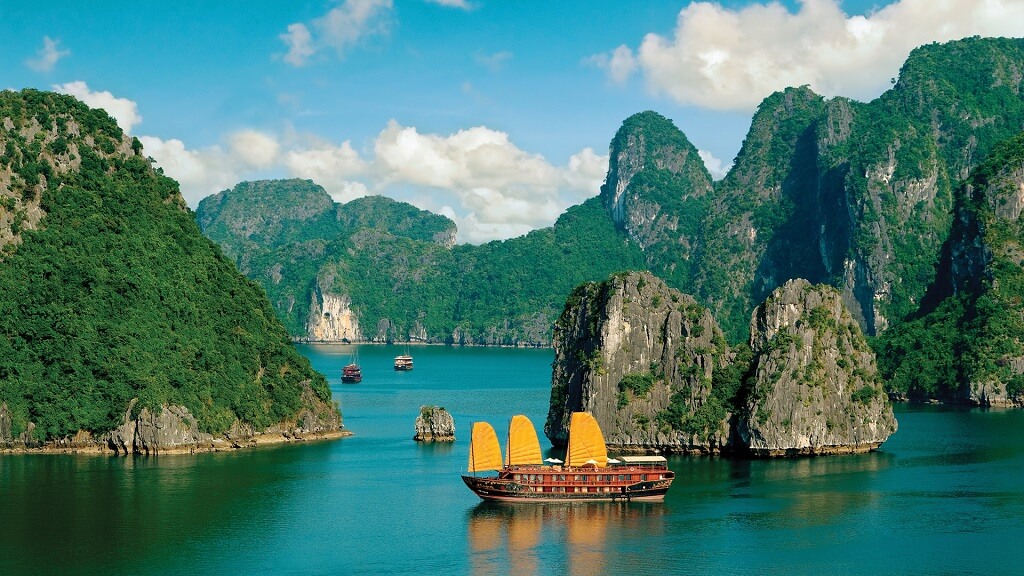 Exploring Ba Trai Dao on a Ha Long cruise