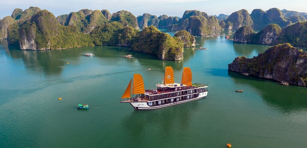 Tourists Exploring Hon Con Coc by Ha Long Cruise