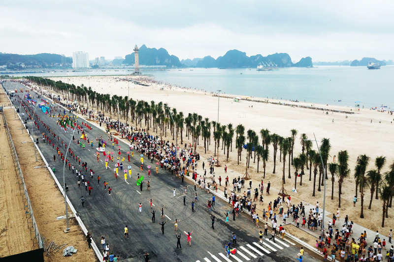 Bai Chay Coastal Road, Quang Ninh